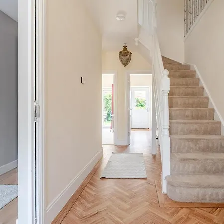 Spacious Near & Bath Ideal For Bristol