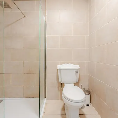 Spacious Near & Bath Ideal For * Bristol