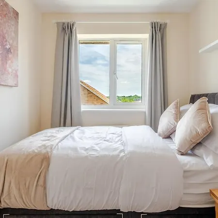 Spacious Near & Bath Ideal For * Bristol