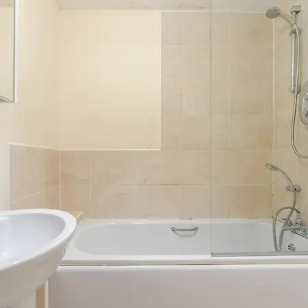 Spacious Near & Bath Ideal For * Bristol